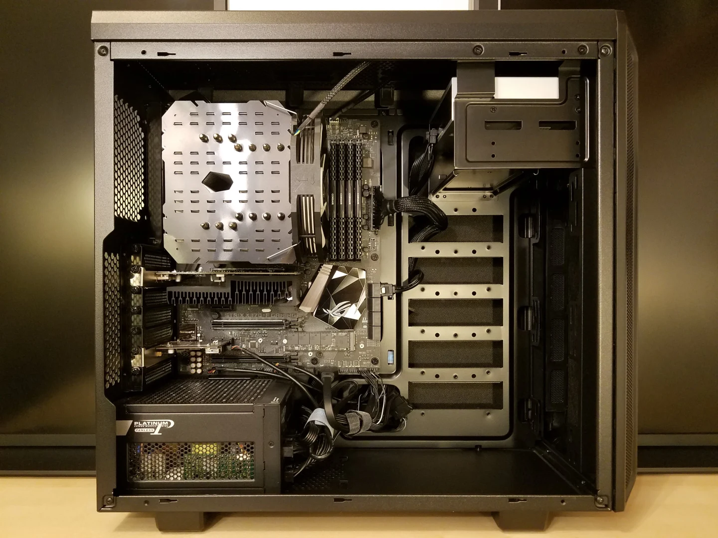 Kompaktin mustan kotelon uudistus — Medium — compact black chassis rebuild