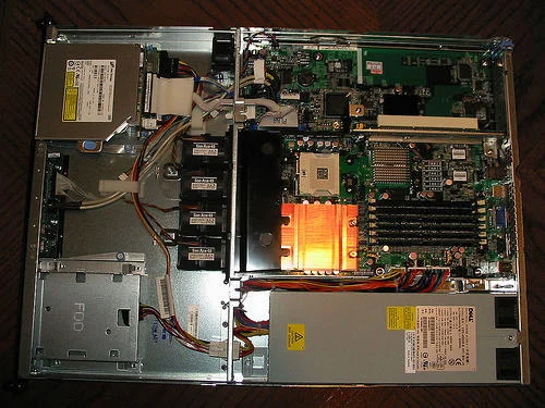 1000 VA työpöydän UPS-varavirtalaite — 1000va desktop ups battery backup