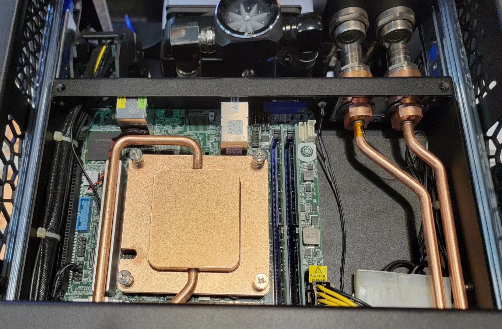 Nestejäähdytyskierron asennus — Nestejäähdytys — liquid cooling loop installation